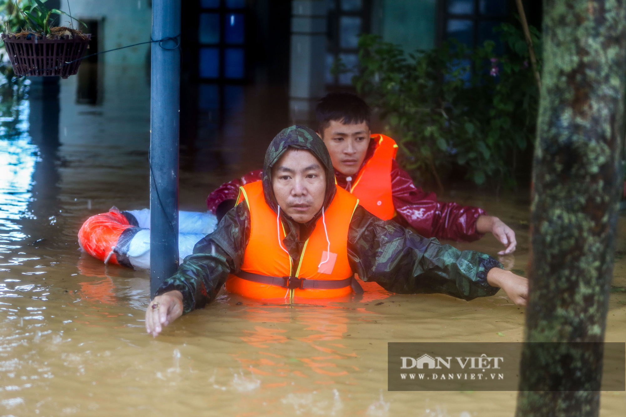 4 tiếng lênh đênh tìm người mắc kẹt trong lũ Quảng Bình của đội cano 0 đồng - Ảnh 12.