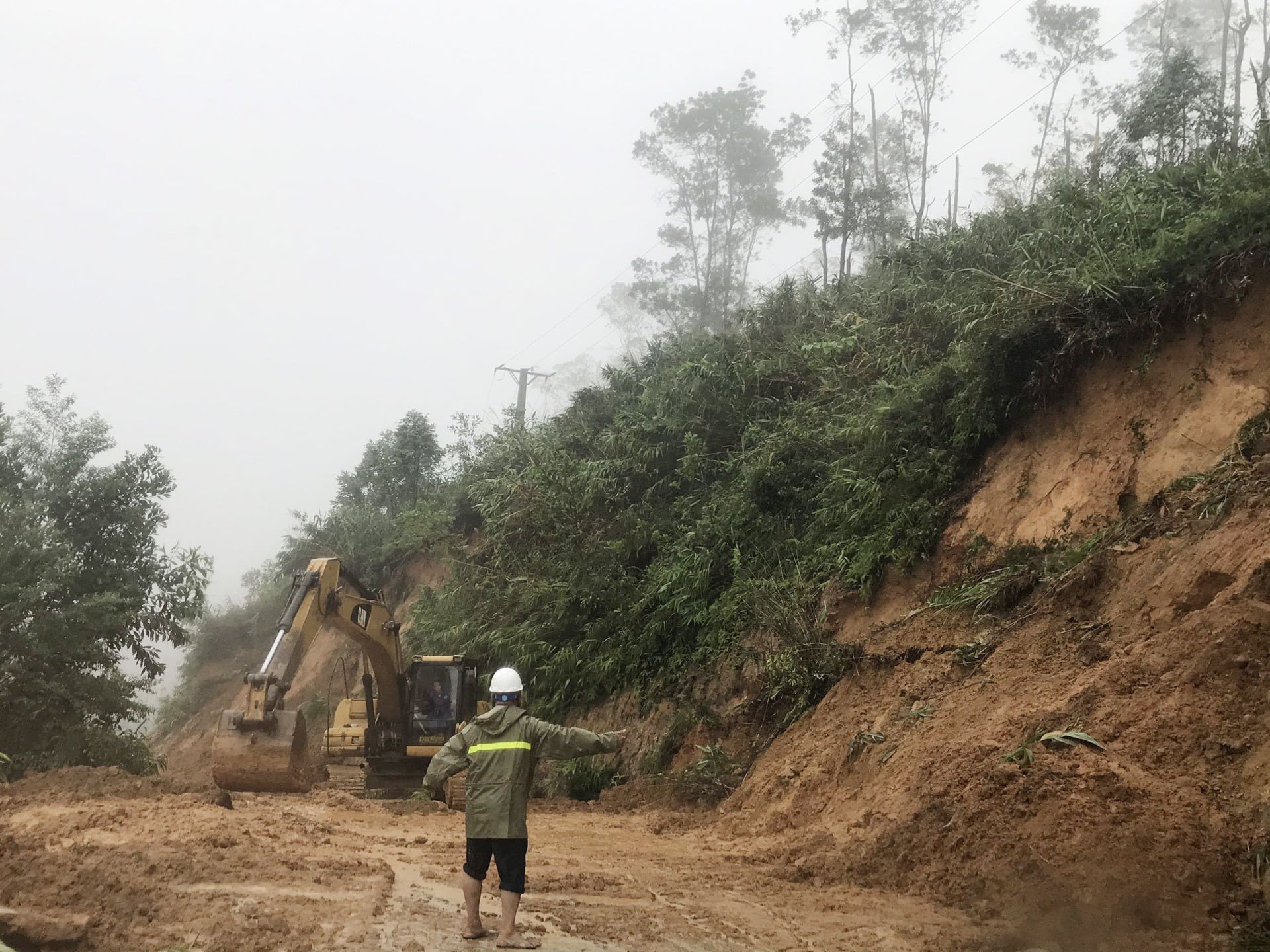 Còn 3km nữa sẽ thông tuyến đường bộ đến Rào Trăng 3 - Ảnh 1.