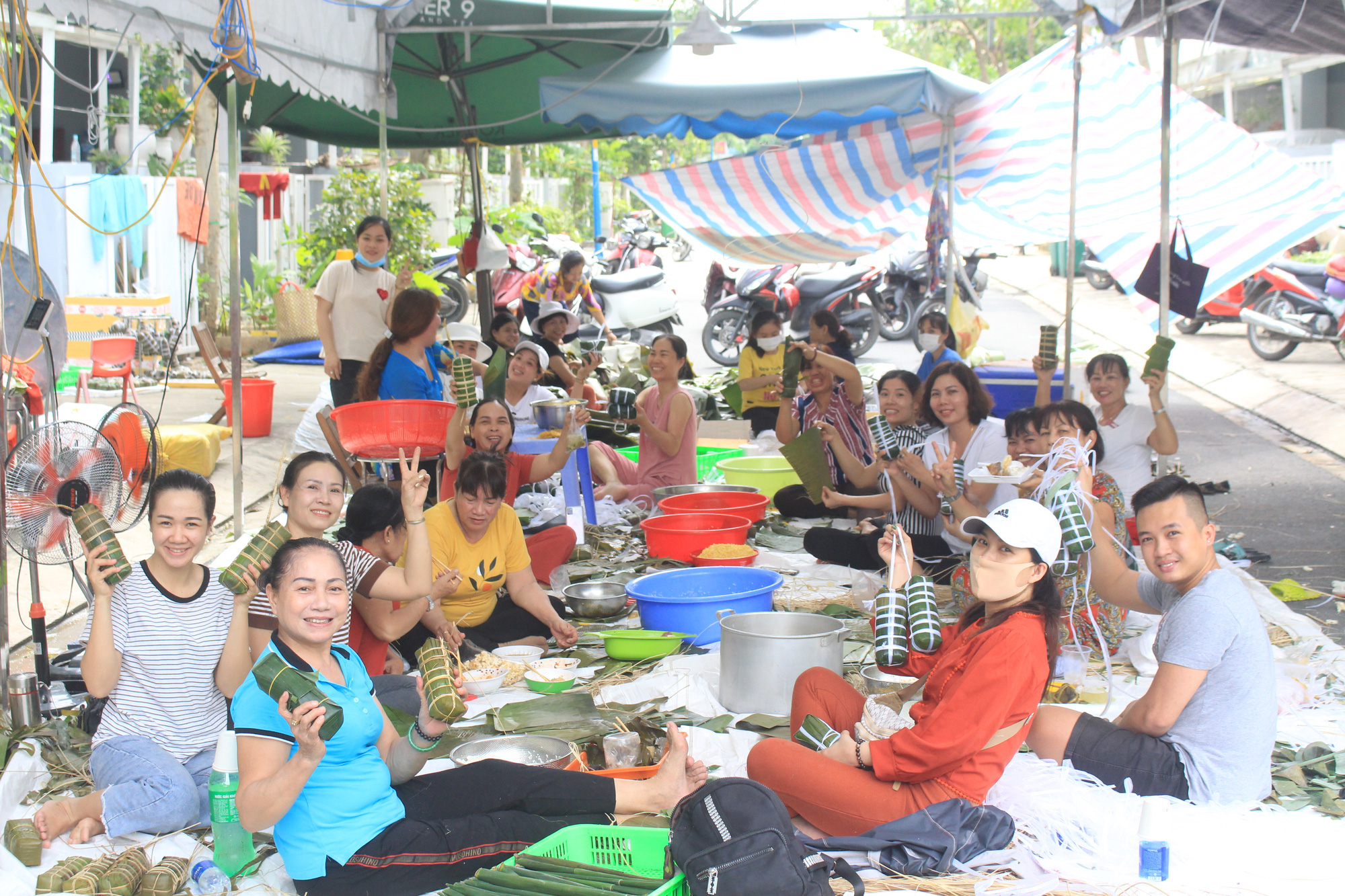 Người Sài Gòn trắng đêm, ăn đỡ mì tôm để kịp gói hàng nghìn bánh chưng, bánh tét gửi đồng bào miền Trung - Ảnh 15.