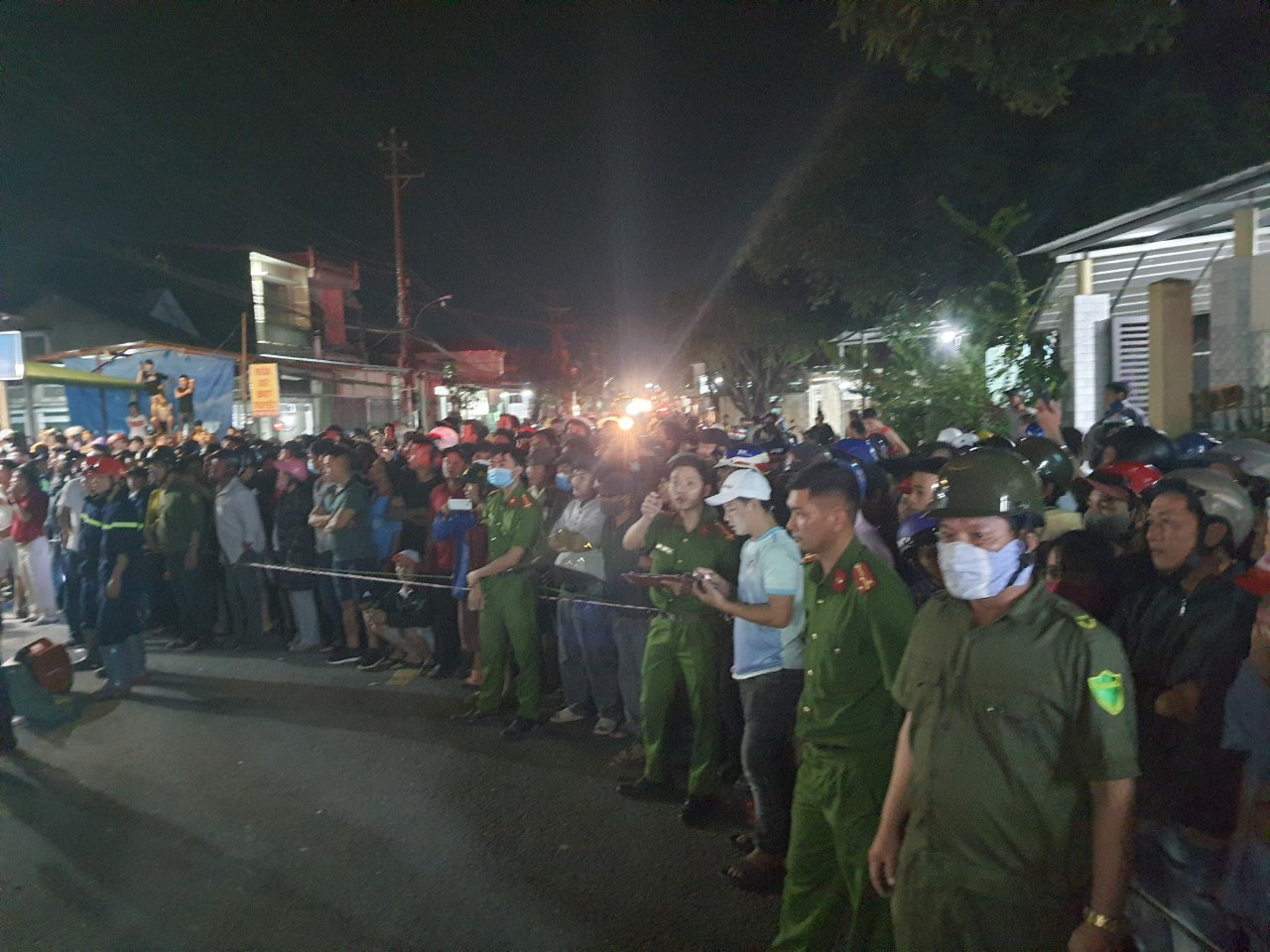 Vụ tai nạn ô tô lao vào 4 nhà dân làm 3 người chết, 3 người bị thương:  Tài xế xe tải trình diện công an - Ảnh 3.