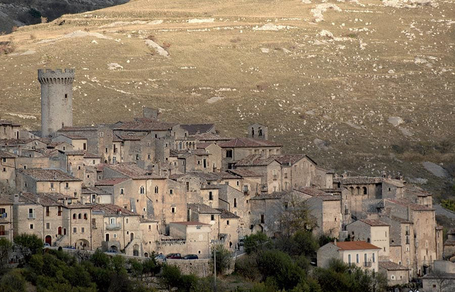 Ngôi làng ở Italy trả tiền cho người tới sống - Ảnh 2.