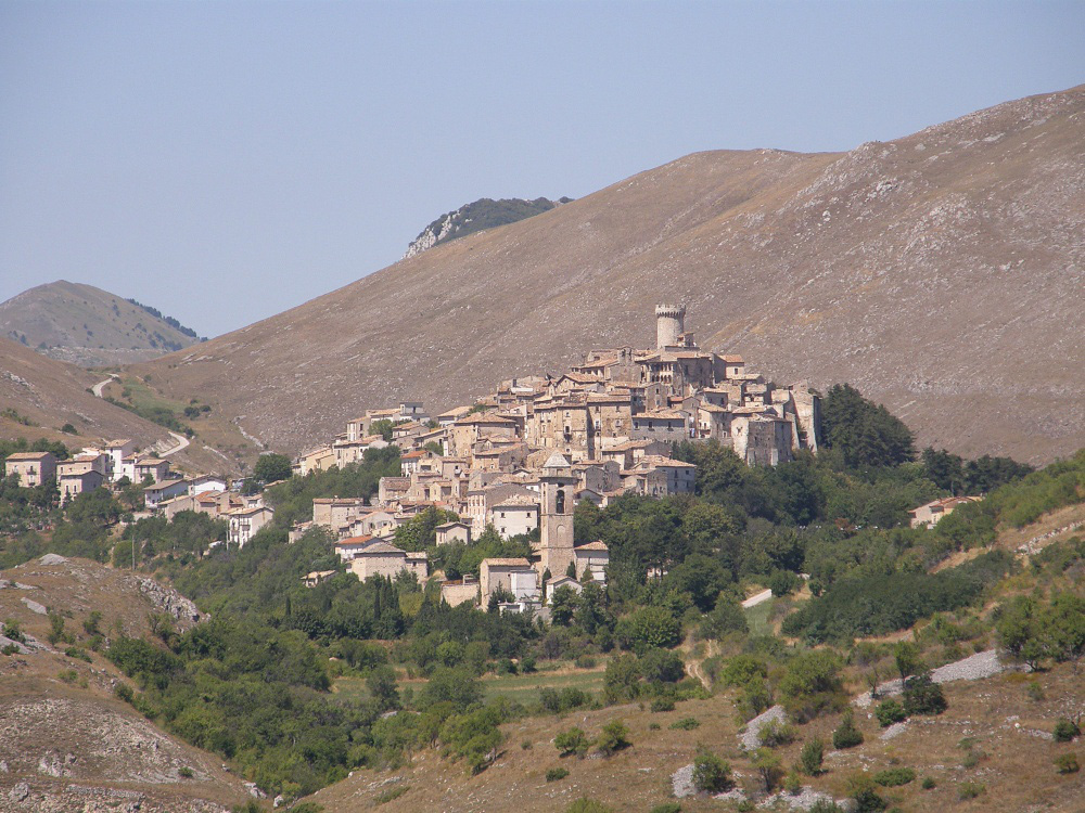 Ngôi làng ở Italy trả tiền cho người tới sống - Ảnh 3.