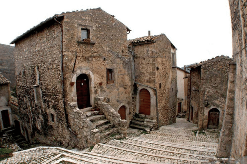 Ngôi làng ở Italy trả tiền cho người tới sống - Ảnh 6.