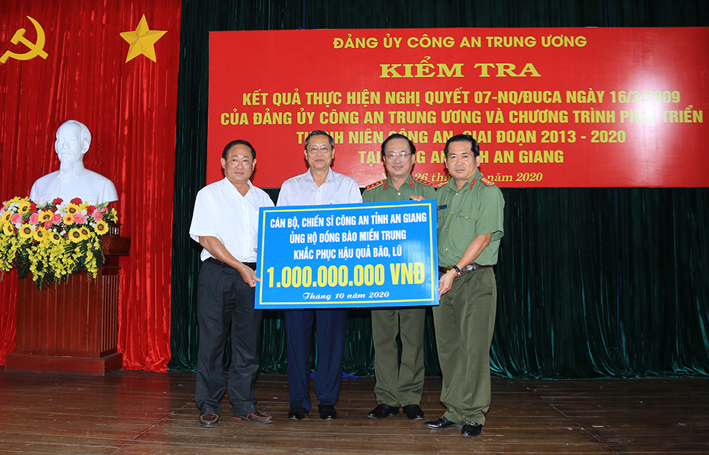 Công An tỉnh An Giang ủng hộ đồng bào miền Trung 1 tỷ đồng khắc phục hậu quả bão, lũ - Ảnh 1.