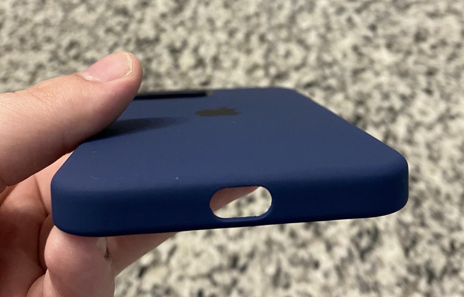 Ốp lưng iPhone 12 giá 49 USD của Apple mắc lỗi thiết kế ngớ ngẩn - Ảnh 1. Ốp lưng iPhone 12 giá 49 USD của Apple mắc lỗi thiết kế ngớ ngẩn - Ảnh 1.