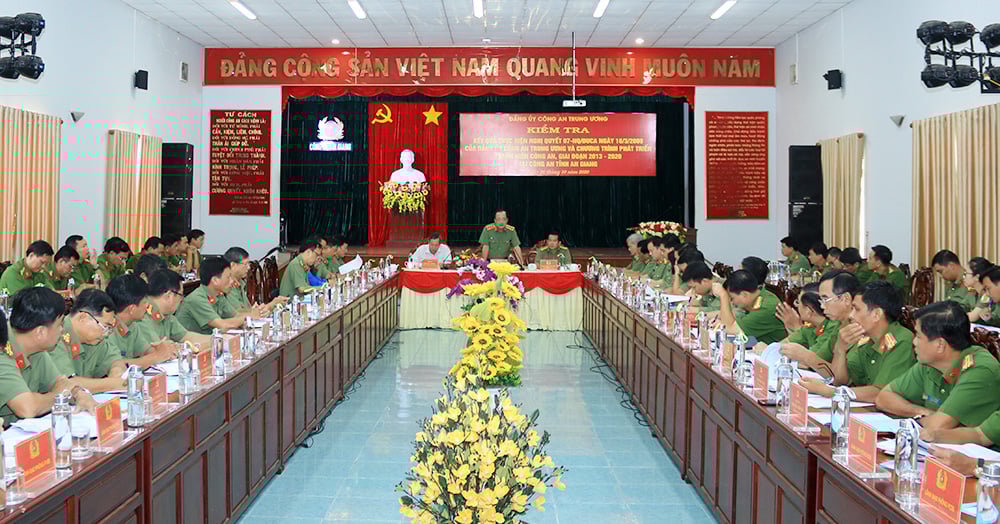 Công An tỉnh An Giang ủng hộ đồng bào miền Trung 1 tỷ đồng khắc phục hậu quả bão, lũ - Ảnh 2.