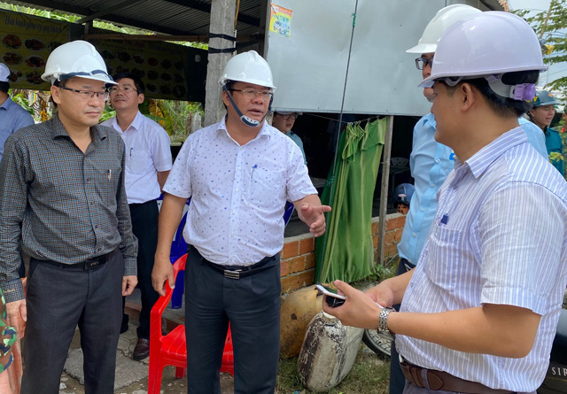 Bí thư Tỉnh ủy, Chủ tịch HĐND tỉnh Quảng Ngãi kiểm tra, đôn đốc chống bão số 9 - Ảnh 5. Bí thư Tỉnh ủy, Chủ tịch HĐND tỉnh Quảng Ngãi kiểm tra, đôn đốc chống bão số 9 - Ảnh 5.