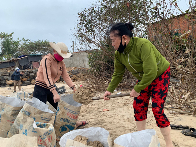 Bí thư Tỉnh ủy, Chủ tịch HĐND tỉnh Quảng Ngãi kiểm tra, đôn đốc chống bão số 9 - Ảnh 3. Bí thư Tỉnh ủy, Chủ tịch HĐND tỉnh Quảng Ngãi kiểm tra, đôn đốc chống bão số 9 - Ảnh 3.