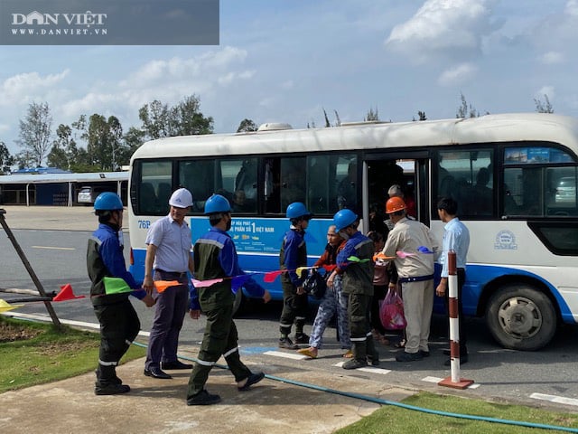 Quảng Ngãi Khẩn cấp di dời dân khu vực nguy hiểm đến nơi phòng tránh bão số 9  - Ảnh 4.