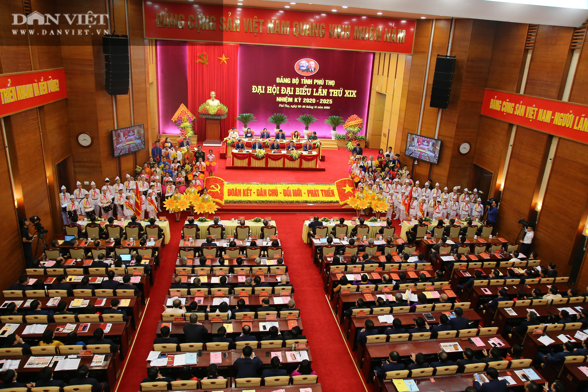 Thủ tướng Nguyễn Xuân Phúc: Phú Thọ có nhiều tiềm năng trở thành tỉnh phát triển hàng đầu trung du, miền núi phía Bắc - Ảnh 1.