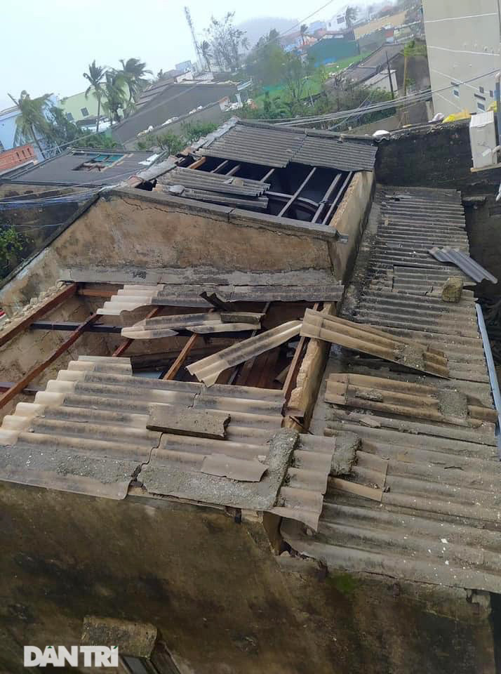 Đảo Lý Sơn tan hoang nhà cửa, tàu thuyền sau khi bão số 9 quét qua - Ảnh 7.