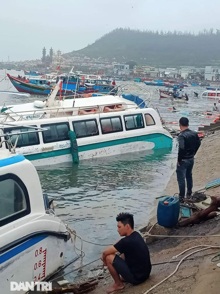Đảo Lý Sơn tan hoang nhà cửa, tàu thuyền sau khi bão số 9 quét qua - Ảnh 9.