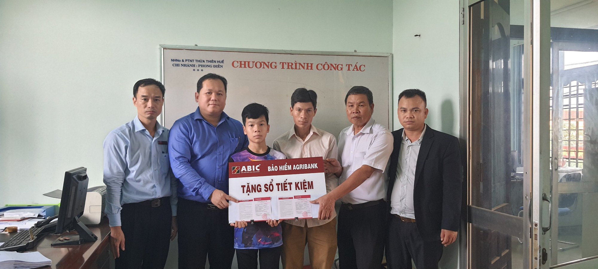 Huế: Bảo hiểm Agribank tặng sổ tiết kiệm cho hai con sản phụ tử vong do mưa lũ - Ảnh 1. Huế: Bảo hiểm Agribank tặng sổ tiết kiệm cho hai con sản phụ tử vong do mưa lũ - Ảnh 1.