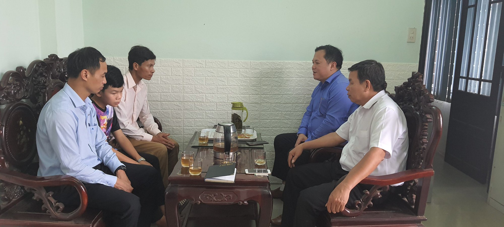 Huế: Bảo hiểm Agribank tặng sổ tiết kiệm cho hai con sản phụ tử vong do mưa lũ - Ảnh 2. Huế: Bảo hiểm Agribank tặng sổ tiết kiệm cho hai con sản phụ tử vong do mưa lũ - Ảnh 2.
