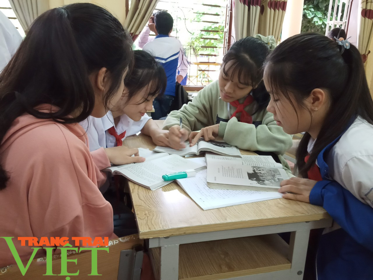 Nữ sinh say mê nghiên cứu khoa học kỹ thuật - Ảnh 3. Nữ sinh say mê nghiên cứu khoa học kỹ thuật - Ảnh 3.