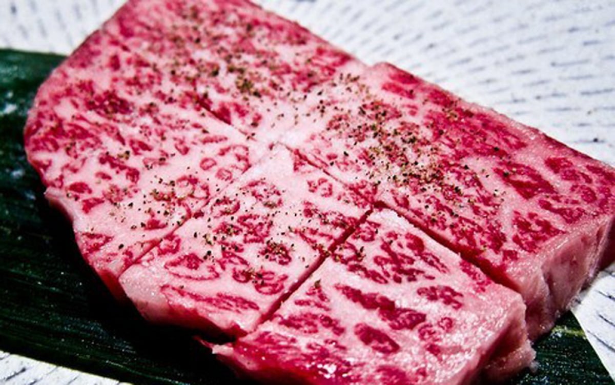 Thịt bò thượng hạng Ozaki có gì đặc biệt mà giá cao ngất ngưởng? - Ảnh 7. Thịt bò thượng hạng Ozaki có gì đặc biệt mà giá cao ngất ngưởng? - Ảnh 7.