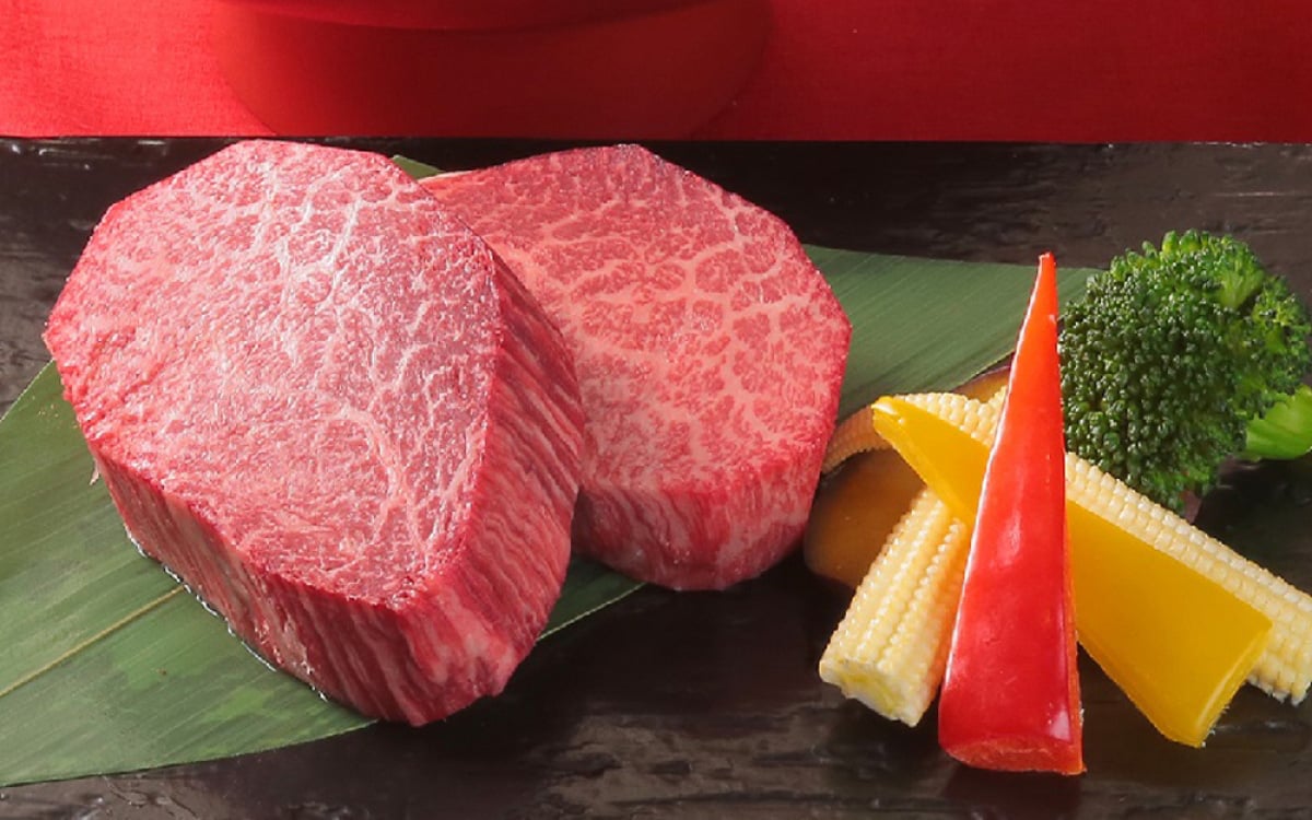 Thịt bò thượng hạng Ozaki có gì đặc biệt mà giá cao ngất ngưởng? - Ảnh 4. Thịt bò thượng hạng Ozaki có gì đặc biệt mà giá cao ngất ngưởng? - Ảnh 4.