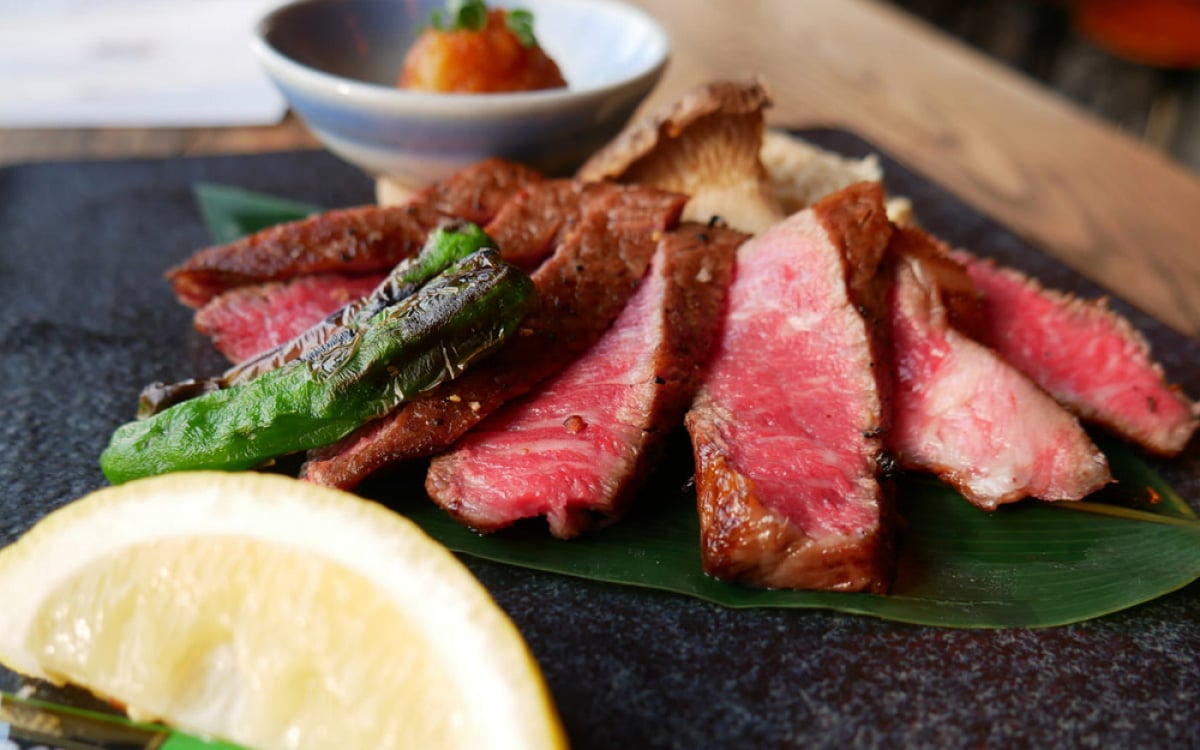 Thịt bò thượng hạng Ozaki có gì đặc biệt mà giá cao ngất ngưởng? - Ảnh 8. Thịt bò thượng hạng Ozaki có gì đặc biệt mà giá cao ngất ngưởng? - Ảnh 8.