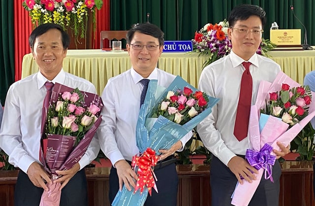 Quảng Ngãi: Phê chuẩn 3 chức danh Chủ tịch huyện, bầu 2 Phó Chủ tịch thành phố  - Ảnh 2.