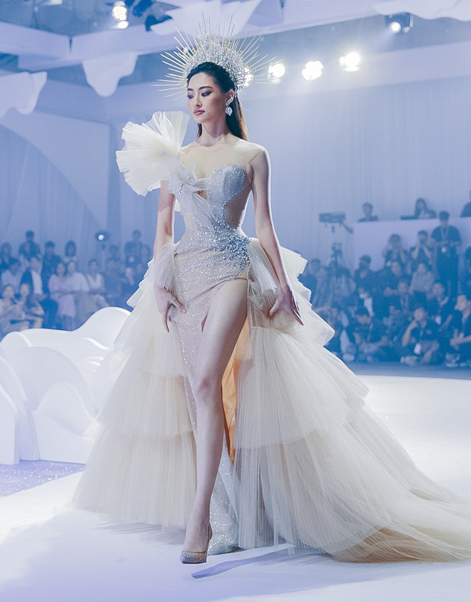 Những lần &quot;mỹ nhân Cao Bằng chân dài 1m22&quot; mặc váy xẻ cao quyến rũ gây &quot;thót tim&quot; người nhìn - Ảnh 2.