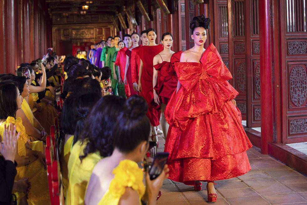 Dân mạng “dậy sóng” vì show thời trang “Vàng son” trong Đại nội Huế bị phản ứng, mỹ nhân Việt nói gì? - Ảnh 2.