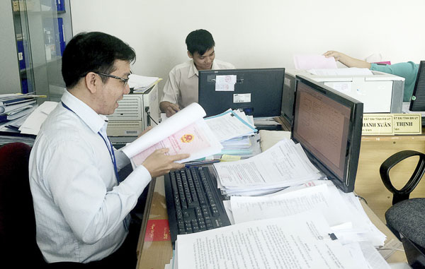 Người dân phải “bôi trơn” khi làm sổ đỏ giảm 34% so với năm 2015 - Ảnh 1.