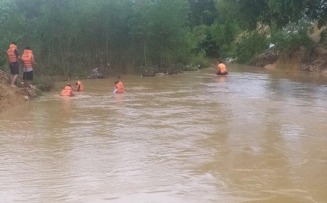 Quảng Trị: Lật đò, 2 người bị nước cuốn mất tích - Ảnh 1.
