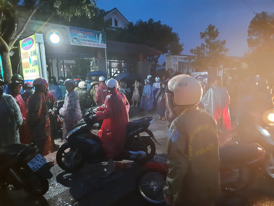 Tắc đường vì người dân đi mua gà chết lũ, công an phải điều tiết giao thông - Ảnh 3.