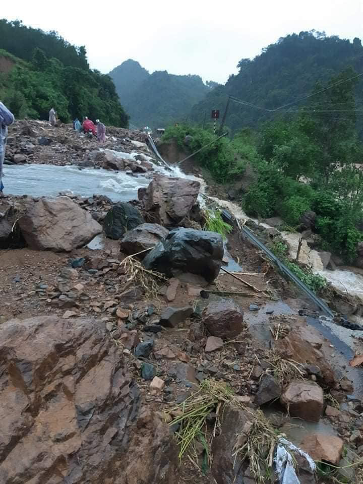Quảng Trị: Mưa lũ khắp nơi, có người chết và mất tích vì bị lật đò, bị nước cuốn trôi trên đường về nhà - Ảnh 6.