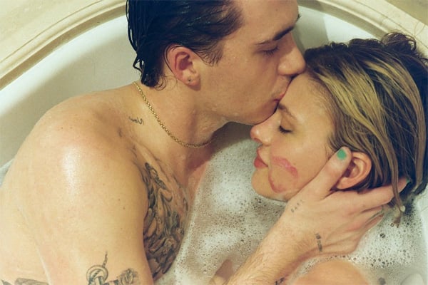Vợ sắp cưới của cậu cả nhà Beckham đăng ảnh “mát mẻ” - Ảnh 3.