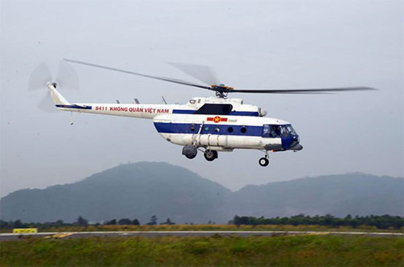 Trực thăng Mi17 thả 2 tấn lương thực cứu hàng ngàn người dân Phước Sơn đang bị cô lập - Ảnh 1.