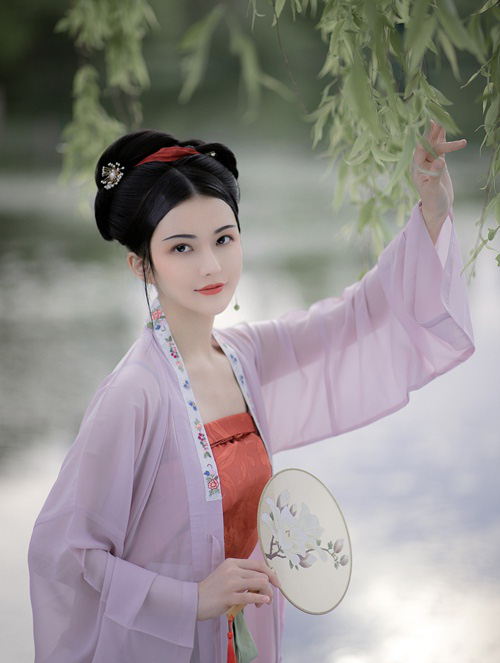 Mỹ nữ có chồng nhưng vẫn quyến rũ được hoàng đế, sau nổi tiếng vì quyền khuynh triều đình - Ảnh 1.