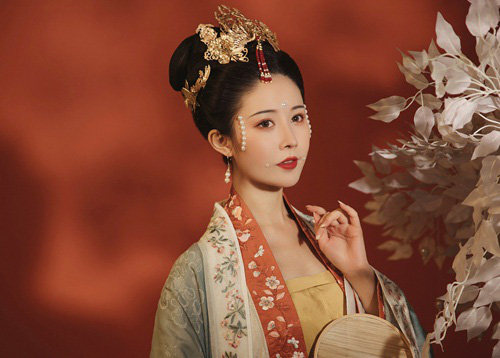 Mỹ nữ có chồng nhưng vẫn quyến rũ được hoàng đế, sau nổi tiếng vì quyền khuynh triều đình - Ảnh 3.