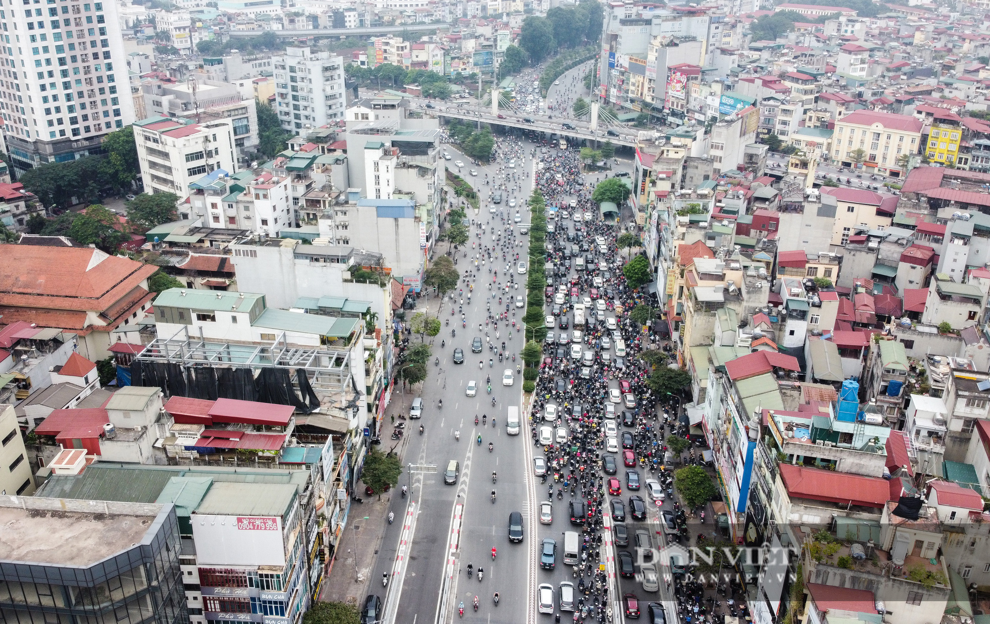 Ngán ngẩm dòng người chen chúc nhau Ngã tư Sở sau khi thông xe đường vành đai 2 - Ảnh 2.