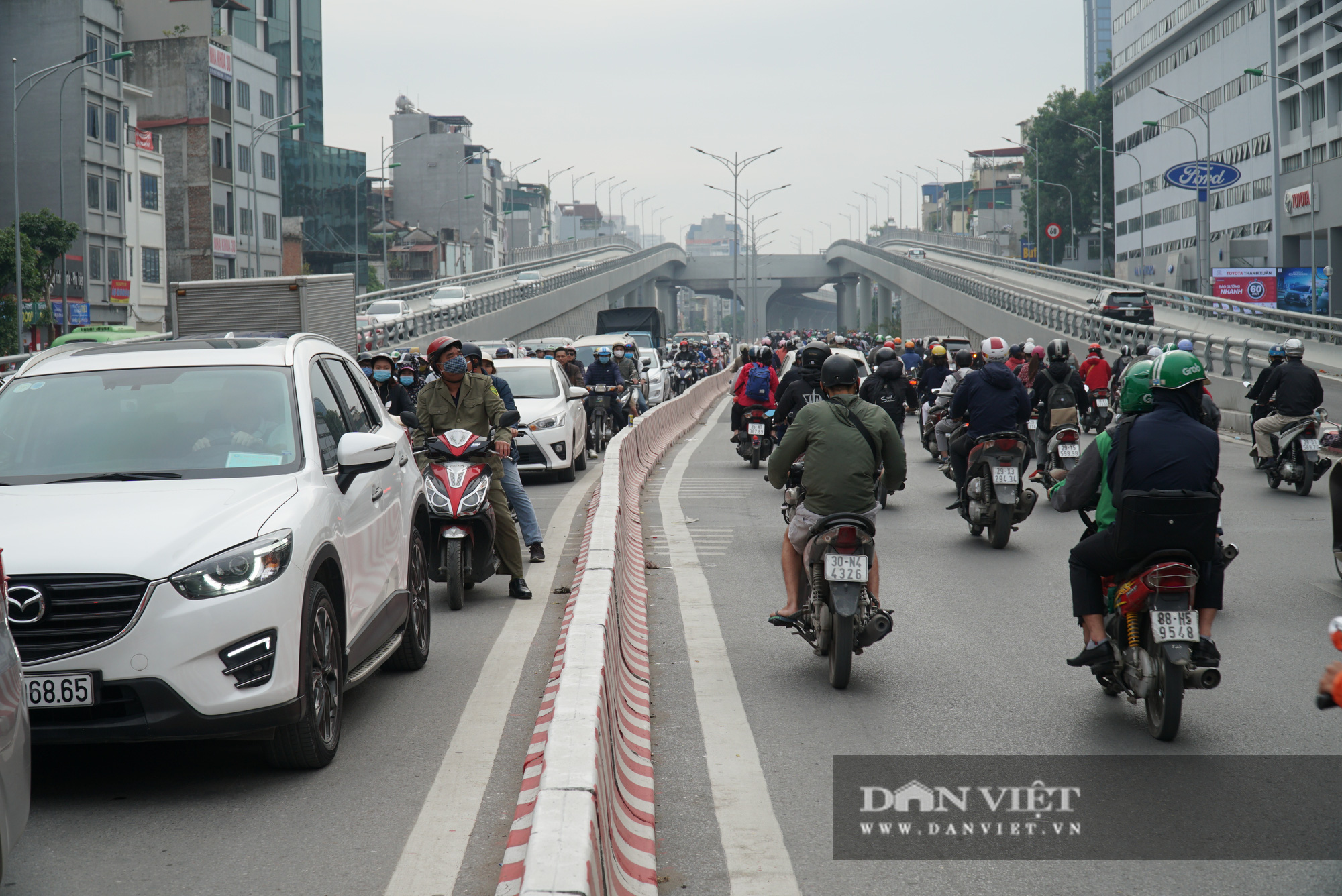 Ngán ngẩm dòng người chen chúc nhau Ngã tư Sở sau khi thông xe đường vành đai 2 - Ảnh 7.