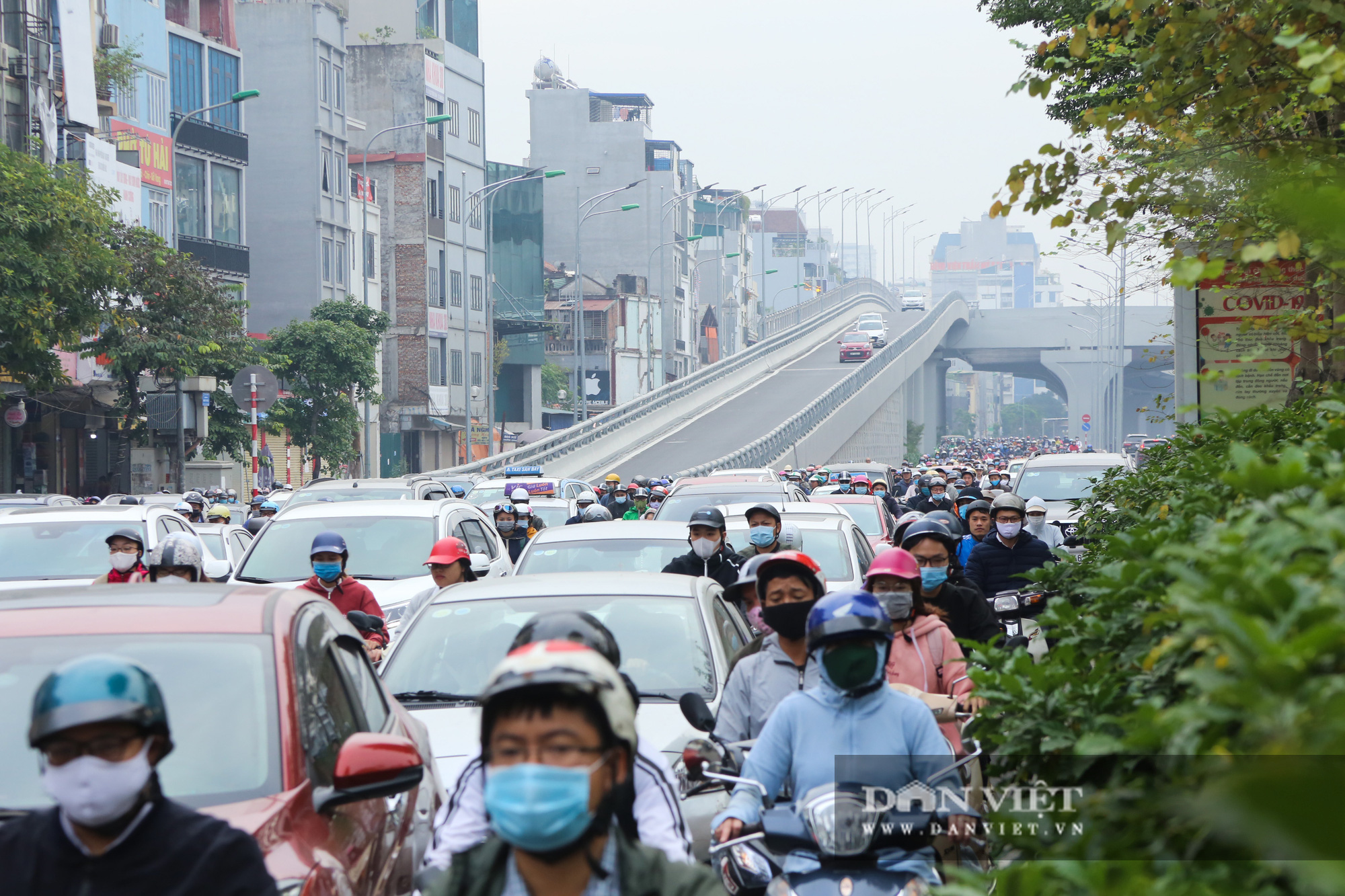 Ngán ngẩm dòng người chen chúc nhau Ngã tư Sở sau khi thông xe đường vành đai 2 - Ảnh 12.