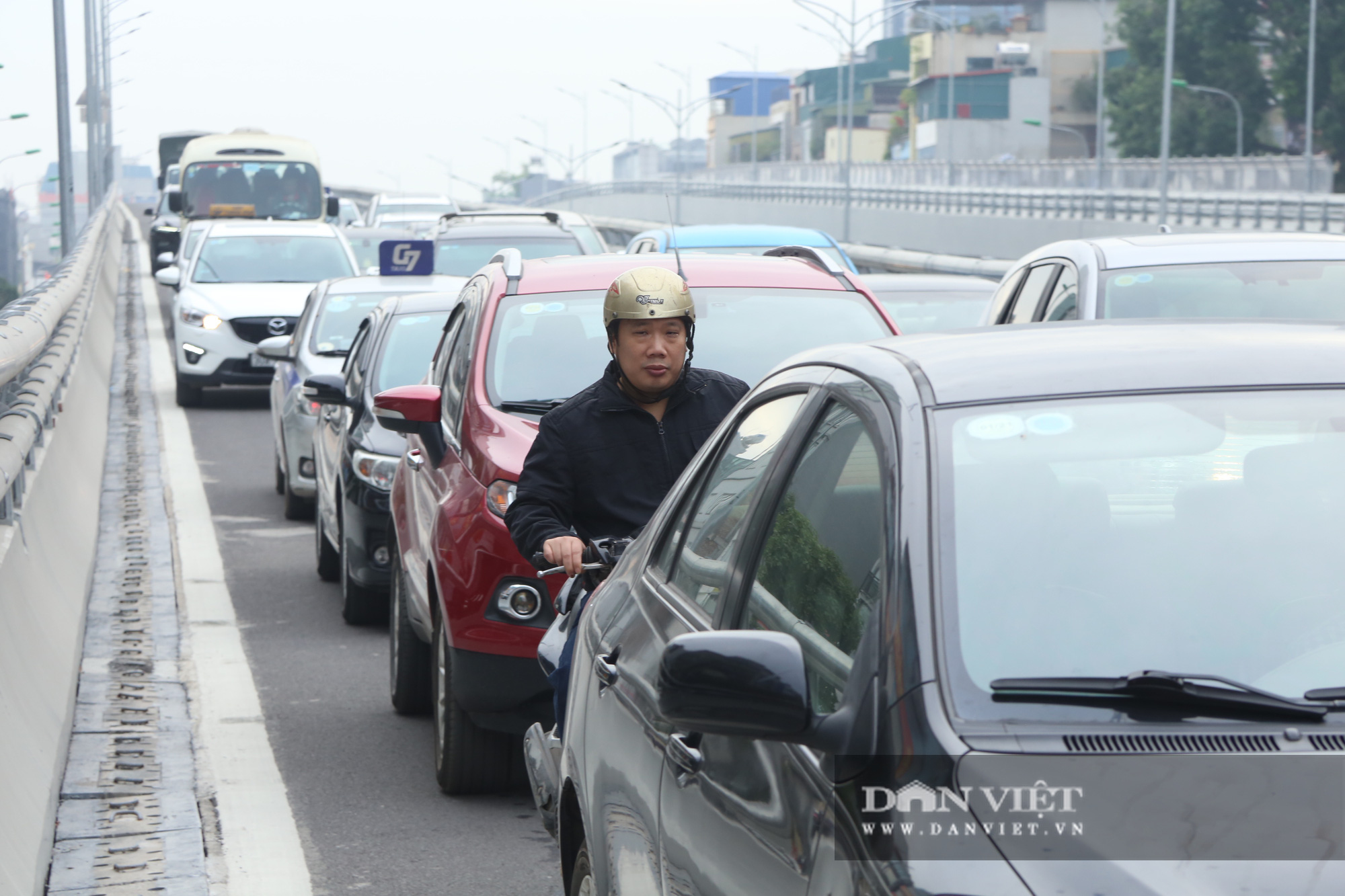 Ngán ngẩm dòng người chen chúc nhau Ngã tư Sở sau khi thông xe đường vành đai 2 - Ảnh 13.
