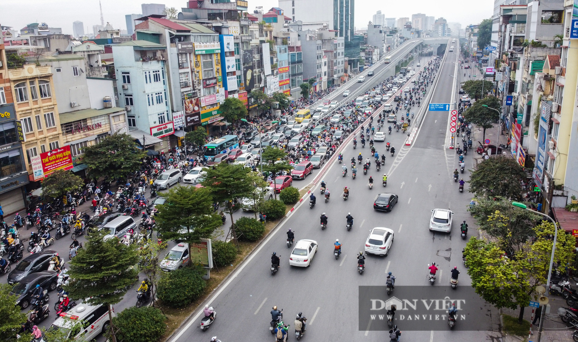 Ngán ngẩm dòng người chen chúc nhau Ngã tư Sở sau khi thông xe đường vành đai 2 - Ảnh 5.