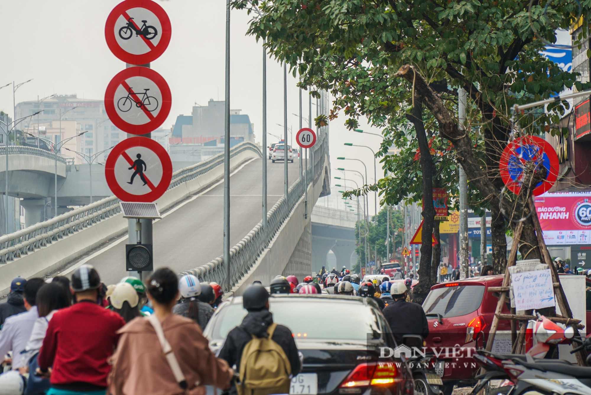 Ngán ngẩm dòng người chen chúc nhau Ngã tư Sở sau khi thông xe đường vành đai 2 - Ảnh 6.