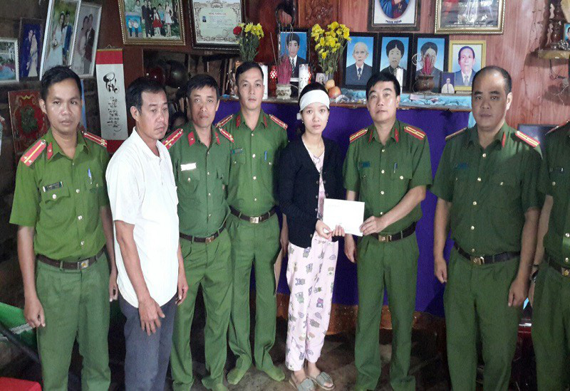 Vợ nạn nhân vụ Thủy điện Rào Trăng 3 nhận lại tiền bị lừa - Ảnh 1.