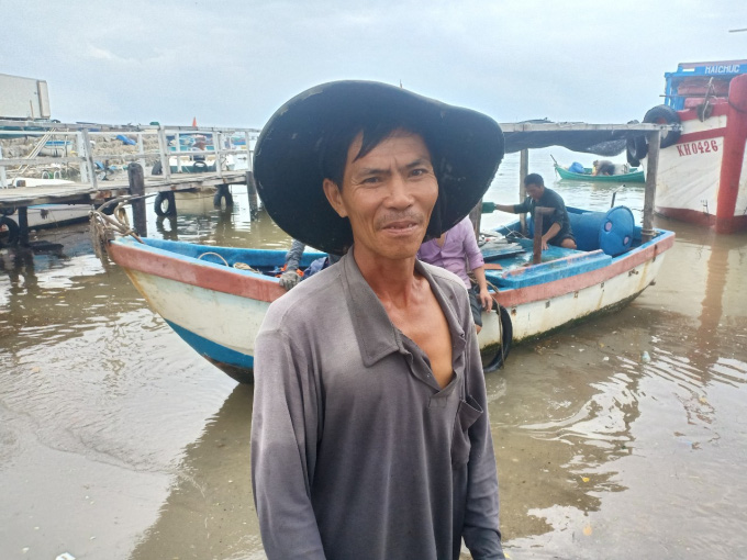 Lo bão lại vào, người nuôi lồng bè ồ ạt bán cá - Ảnh 2. Lo bão lại vào, người nuôi lồng bè ồ ạt bán cá - Ảnh 2.
