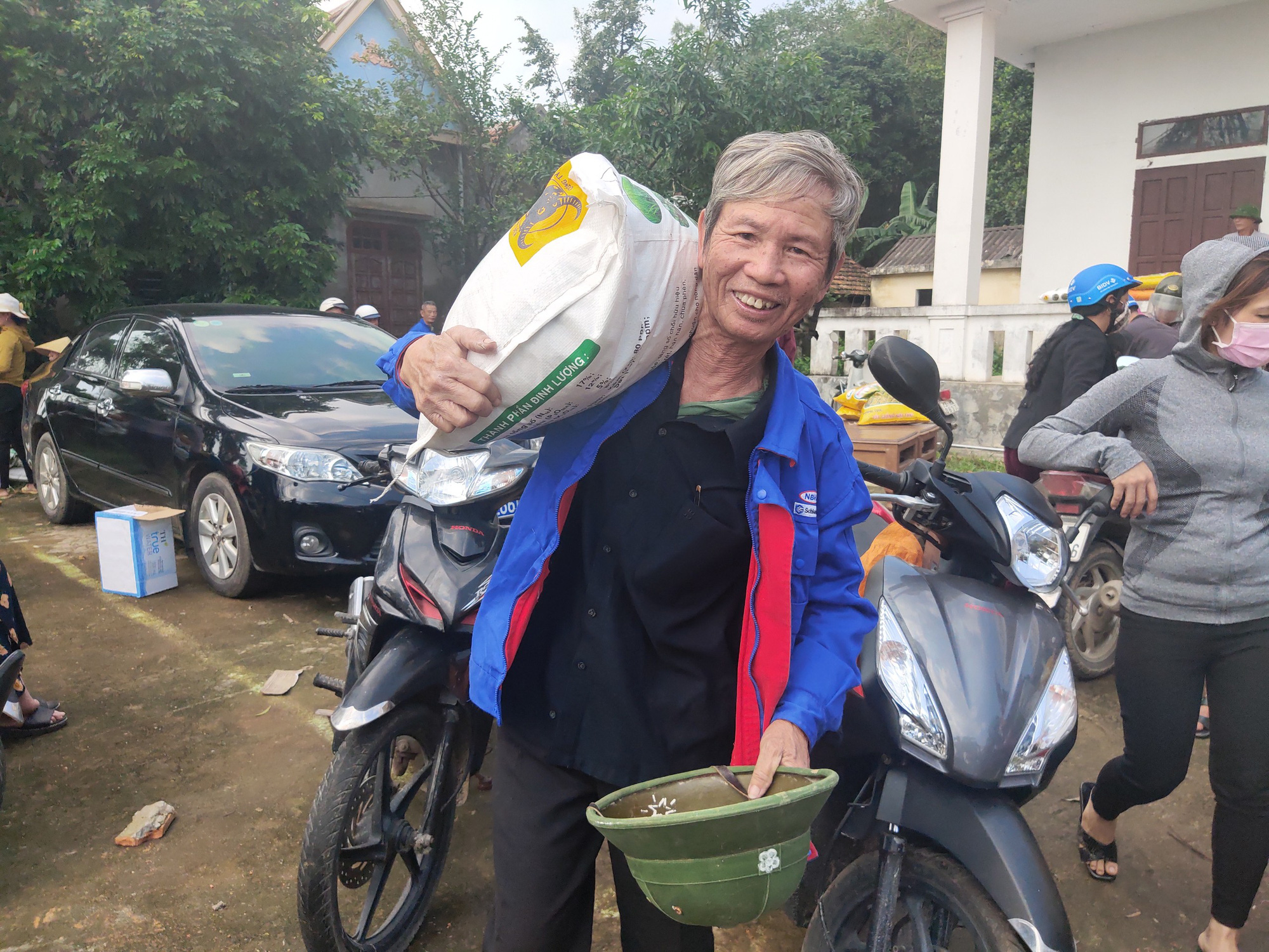 “Trao cần câu” giúp bà con vùng lũ Quảng Trạch (Quảng Bình) tái sản xuất vụ lúa đông xuân - Ảnh 3.
