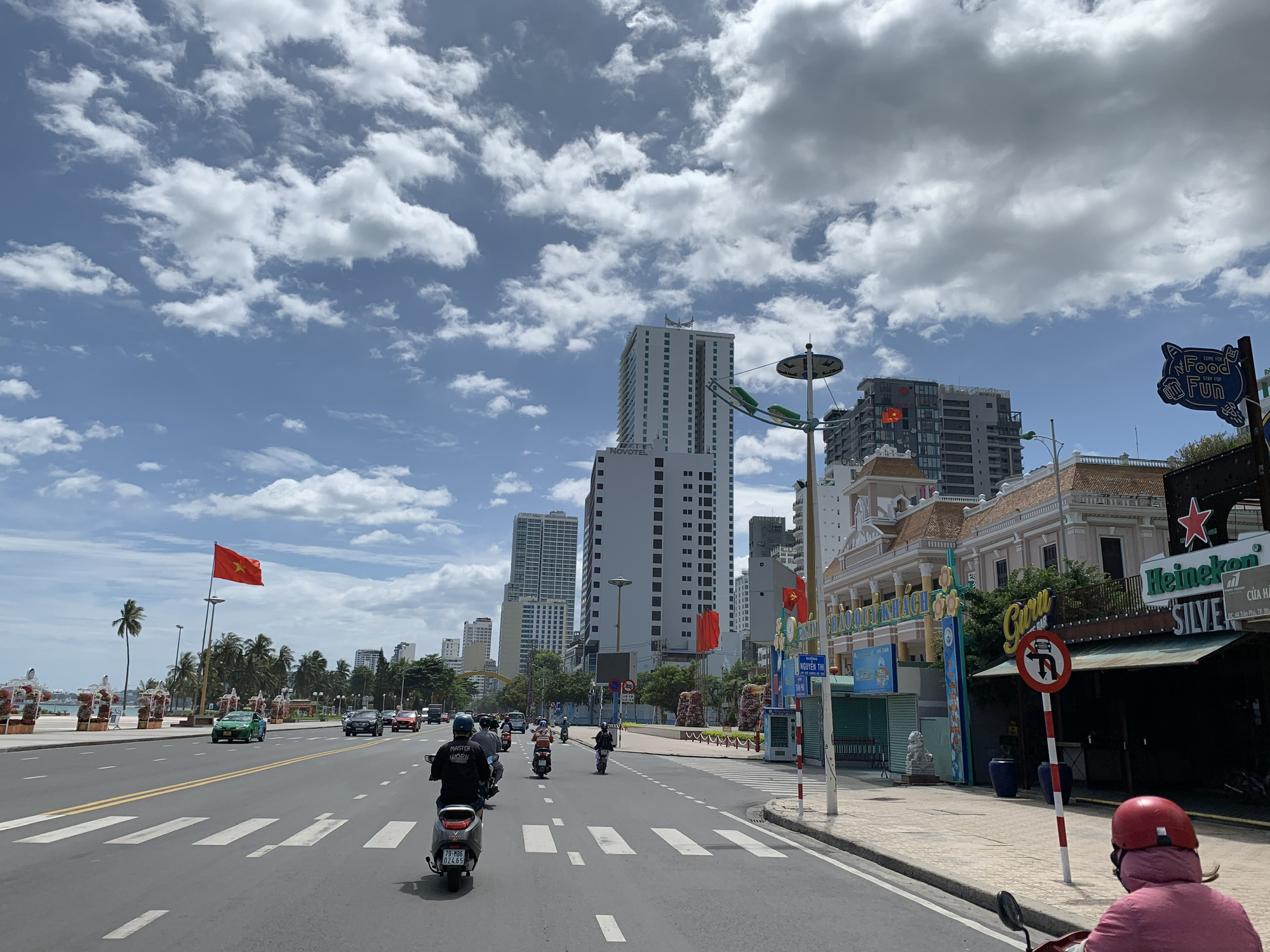 Sau kỷ luật cảnh cáo, Giám đốc Sở Xây dựng Khánh Hòa nghỉ hưu trước tuổi - Ảnh 2. Sau kỷ luật cảnh cáo, Giám đốc Sở Xây dựng Khánh Hòa nghỉ hưu trước tuổi - Ảnh 2.