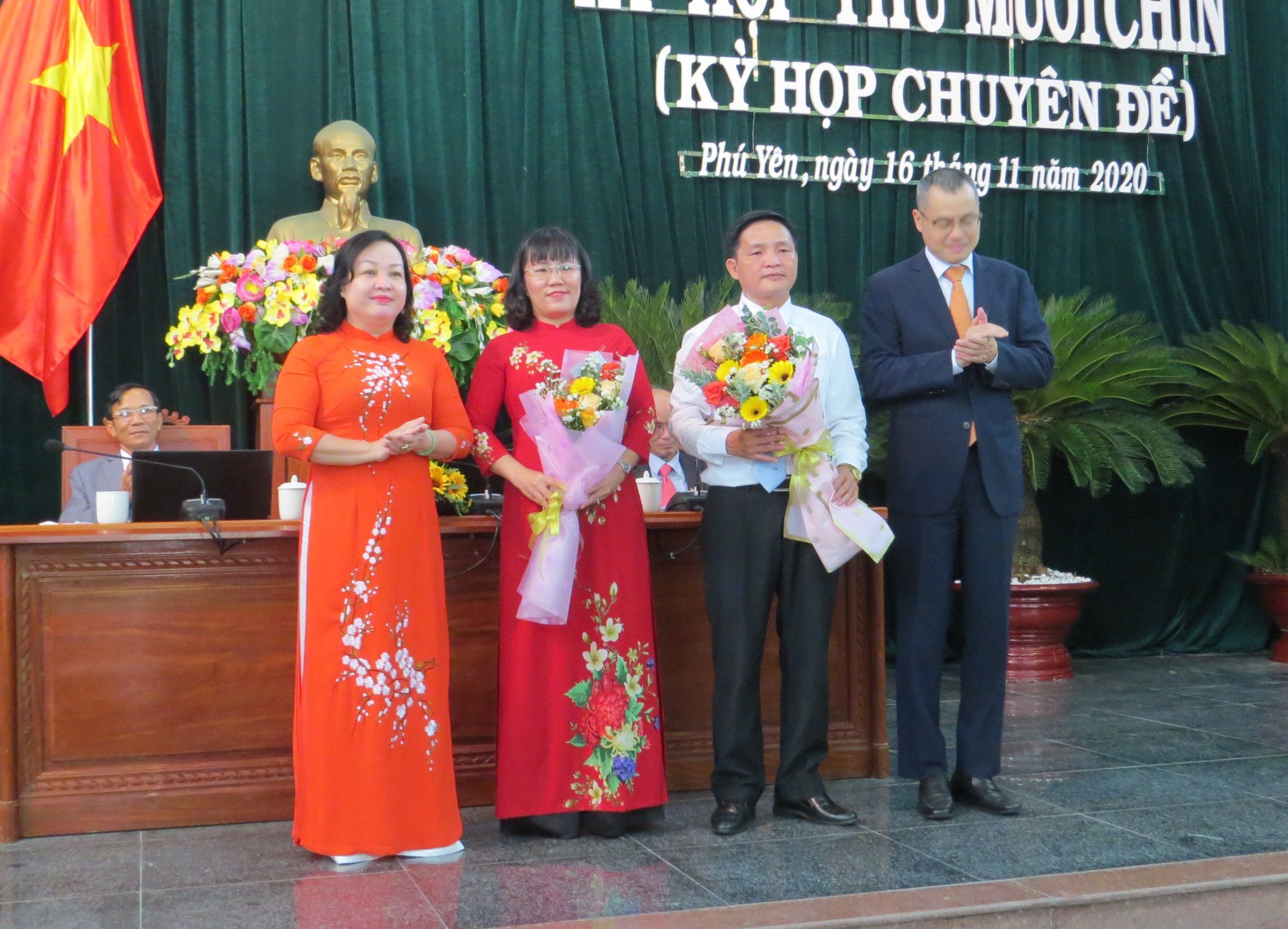 Tân Chủ tịch HĐND và UBND tỉnh Phú Yên đều sinh năm 1973 - Ảnh 3.