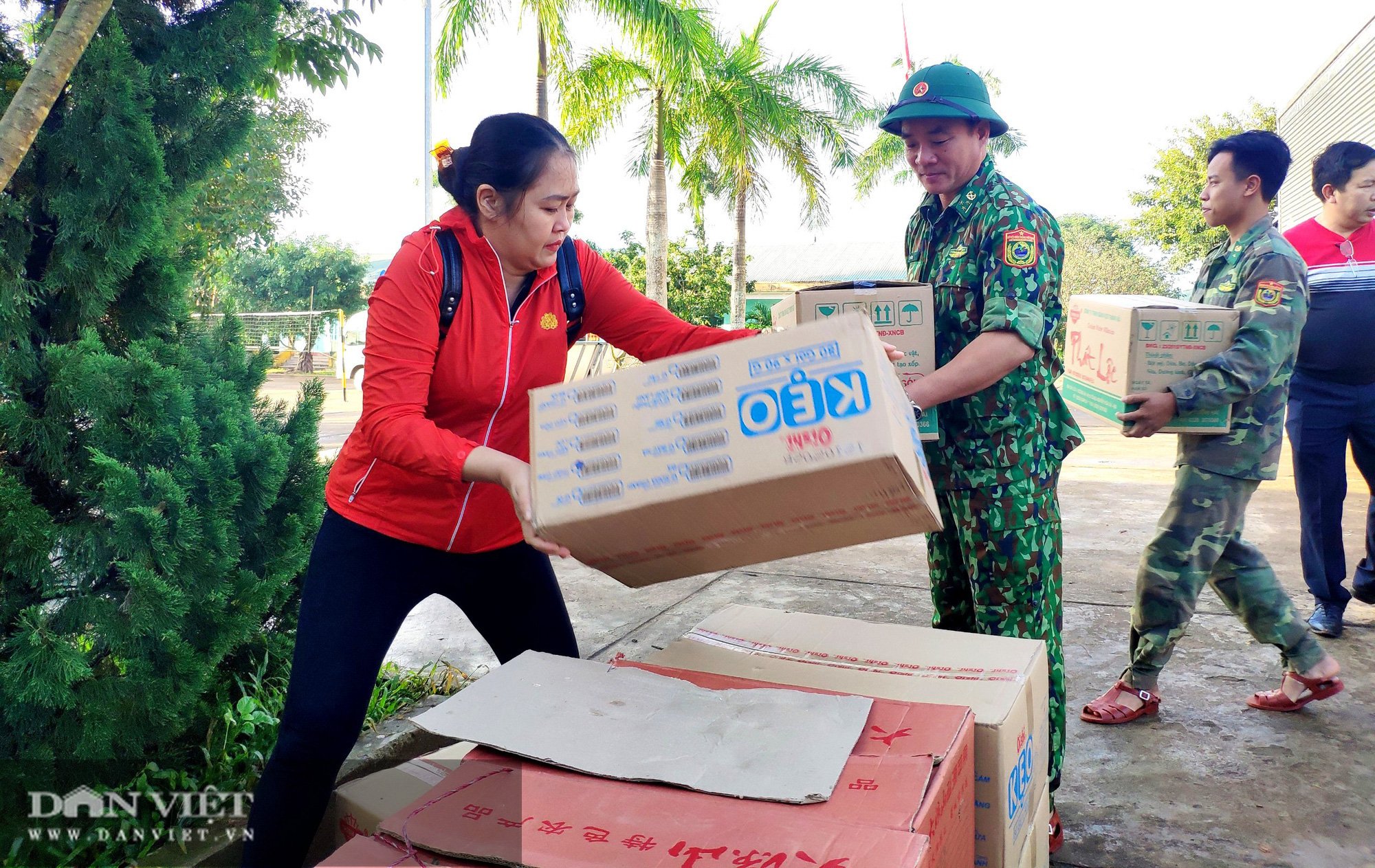 Trao yêu thương đến bà con vùng biên giới Quảng Trị bị ảnh hưởng lũ lụt - Ảnh 3.