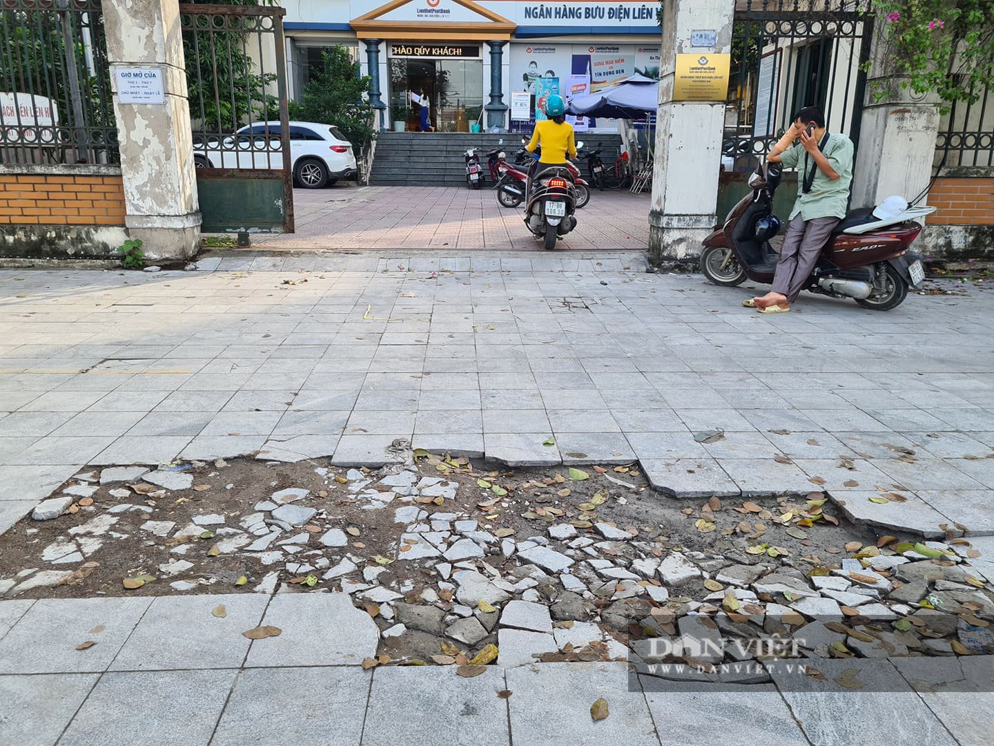 Cận cảnh những &quot;ổ voi&quot; trên vỉa hè lát đá độ bền 70 năm - Ảnh 3.