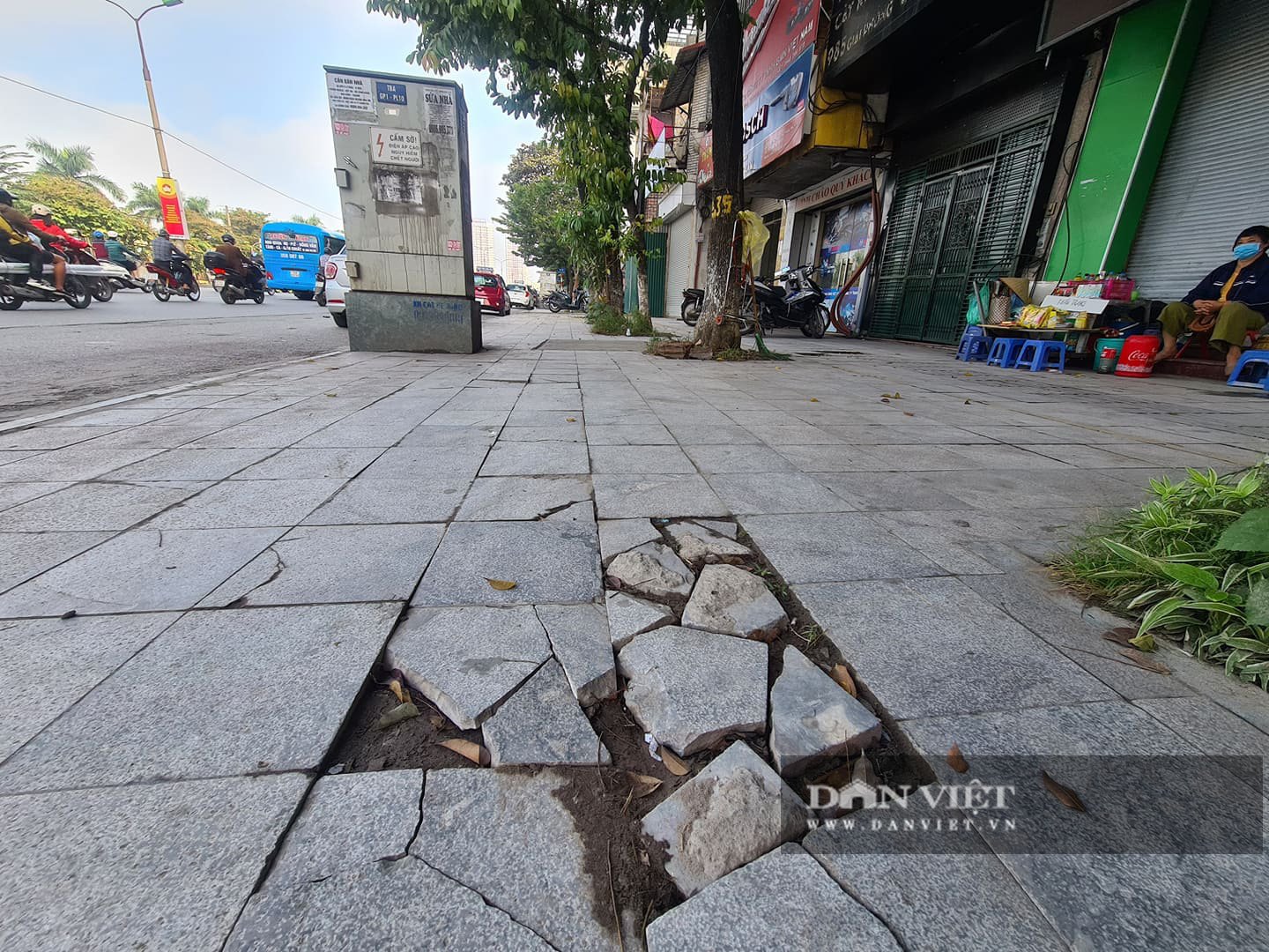 Cận cảnh những &quot;ổ voi&quot; trên vỉa hè lát đá độ bền 70 năm - Ảnh 8.