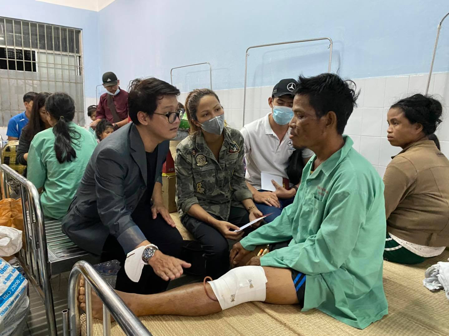 Hoa hậu H'Hen Niê lội bùn đến thăm nạn nhân sạt lở đất ở huyện Nam Trà My - Ảnh 2.
