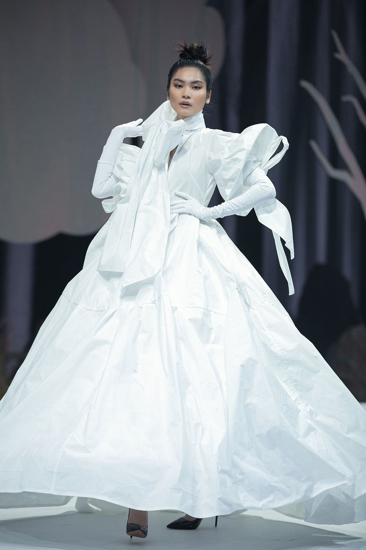 Hà Kiều Anh, Đoan Trang, Vy Oanh, Thúy Diễm đưa con lên sàn catwalk - Ảnh 1.