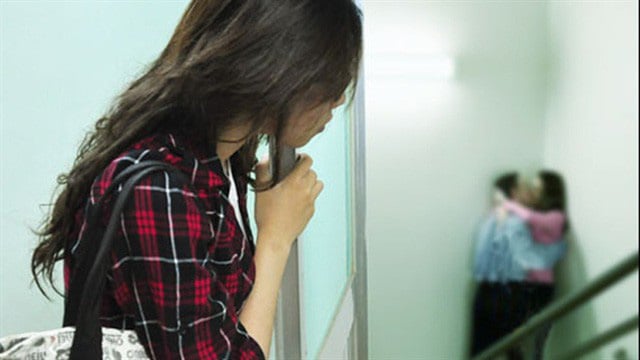 Chồng đưa gái gọi vào nhà nghỉ rồi điện thoại cho vợ than &quot;làm việc mệt mỏi&quot;  - Ảnh 2.